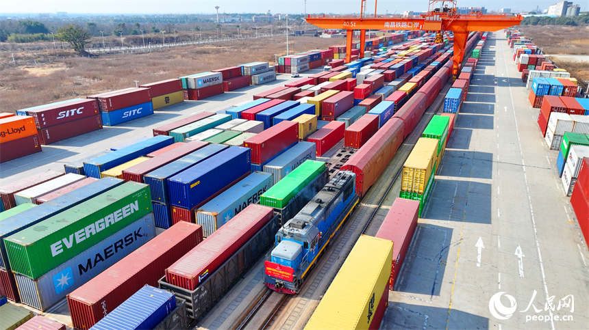 搭載著290臺“江西制造”新能源汽車的中歐班列緩緩駛出南昌國際陸港，列車將經霍爾果斯口岸出境到哈薩克斯坦、烏茲別克斯坦等國家。人民網 朱海鵬攝