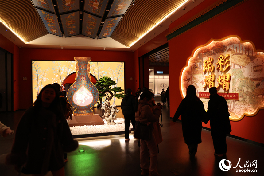 江西“故宮廳”揭牌并對公眾開放，眾多市民和游客在展廳內觀賞宮廷琺瑯器。人民網記者 時雨攝