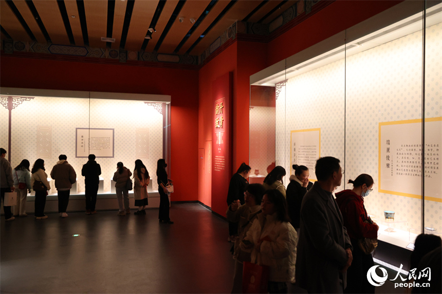 江西“故宮廳”揭牌并對公眾開放，眾多市民和游客在展廳內觀賞宮廷琺瑯器。人民網記者 時雨攝