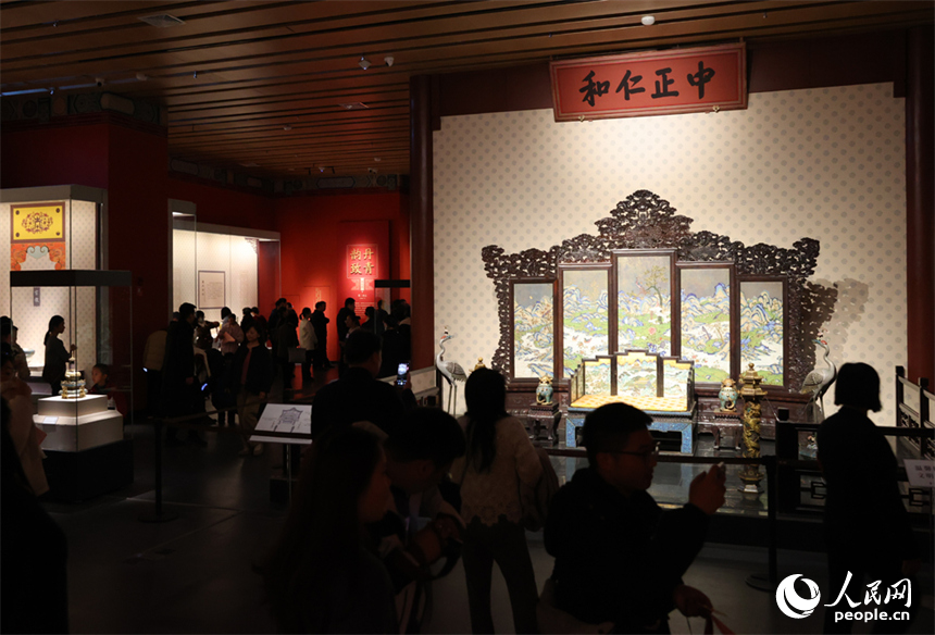 江西“故宮廳”揭牌并對公眾開放，眾多市民和游客在展廳內觀賞宮廷琺瑯器。人民網記者 時雨攝