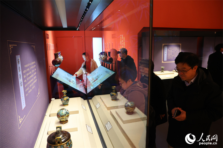 市民和游客在展廳內觀賞宮廷琺瑯器。人民網記者 時雨攝