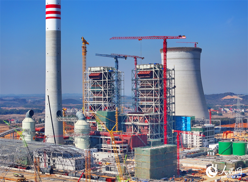 江西贛能上高發電有限公司2000MW清潔煤電項目現場，工人在有序推進儲煤堆場、廠房設備等設施建設。人民網 朱海鵬攝