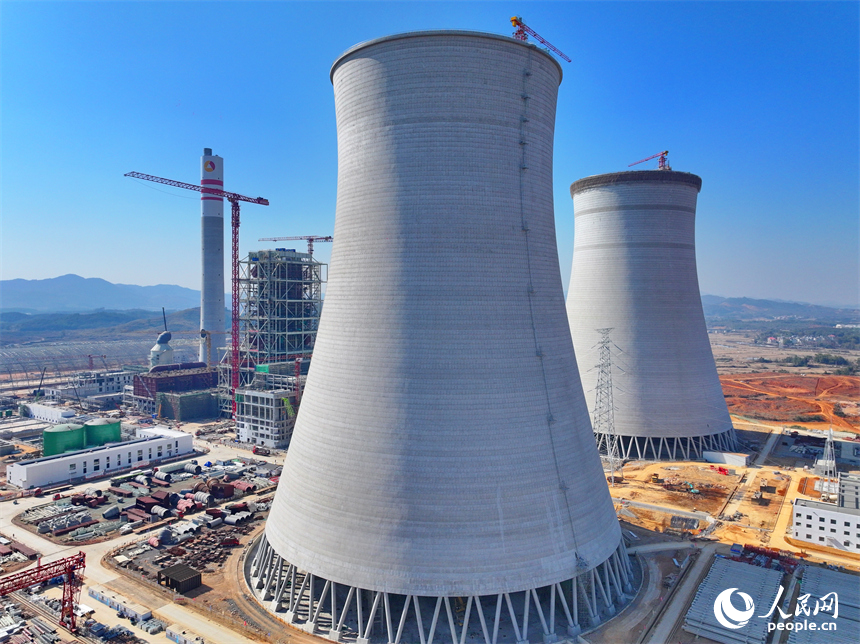 江西贛能上高發電有限公司2000MW清潔煤電項目現場，工人在有序推進儲煤堆場、廠房設備等設施建設。人民網 朱海鵬攝