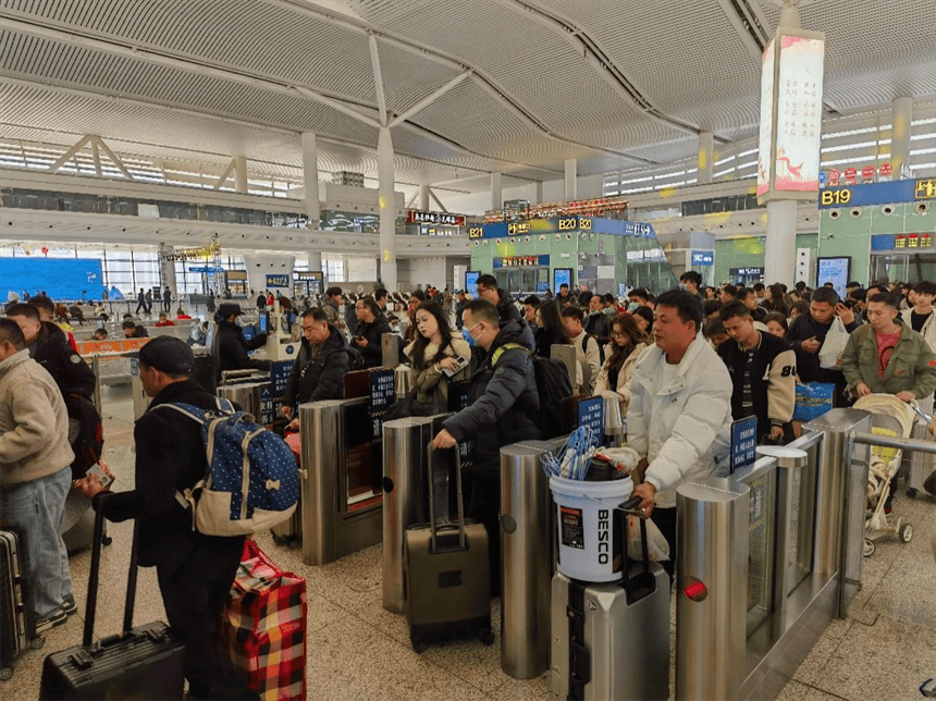 1月22日，南昌西站檢票口,乘客正在排隊檢票。王焱茹攝