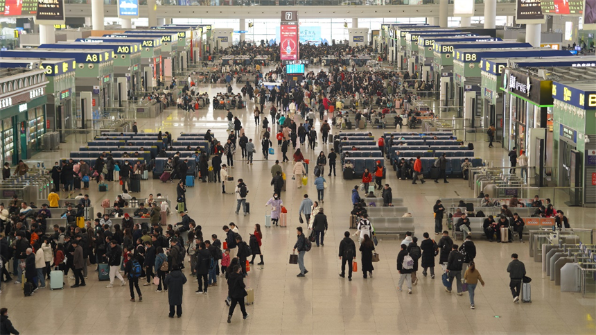 1月22日，南昌西站客流持續攀升，候車廳人頭攢動。王焱茹攝