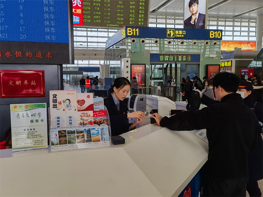 1月22日，南昌西站客服中心的工作人員正在幫助旅客查詢票務信息。王焱茹攝