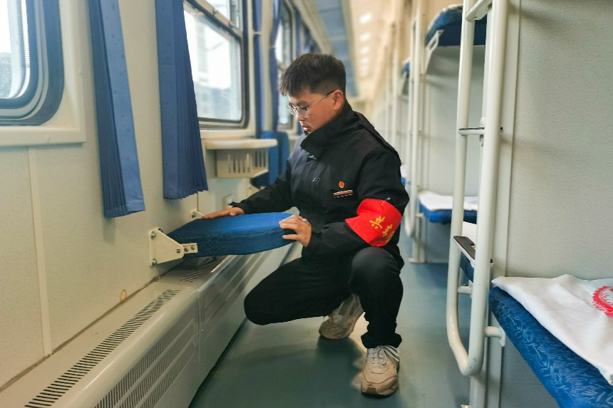 6.乘務員徐璐在車輛整備所整理旅客臥具。楊文犖攝