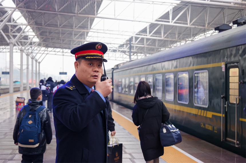 圖為K4280次旅客列車列車長陶志兵與各列車員加強聯控，確保工作信息準確無誤。王浩攝