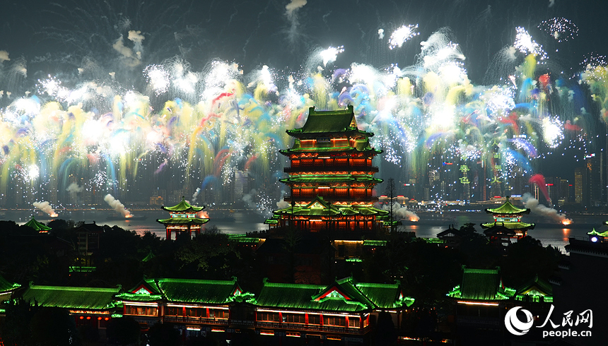 晚會還首次燃放“國際克萊因藍”瀑布煙花，呈現贛江“海天一色”的唯美景象。人民網記者 毛思遠攝