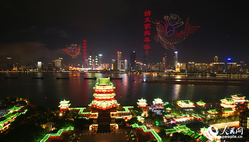 現場無人機表演。人民網記者 毛思遠攝