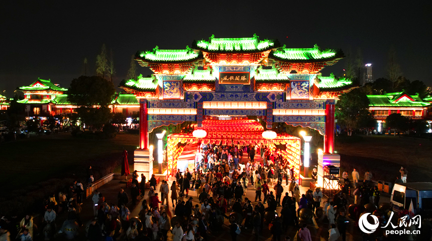 煙花晚會結束后，市民游客有序離場。人民網記者 毛思遠攝