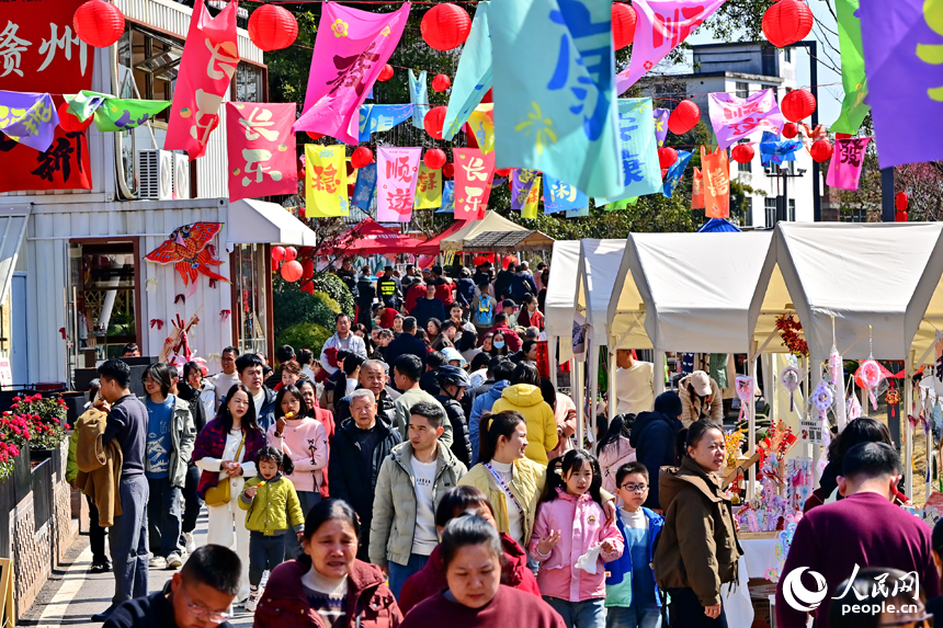 贛州市章貢區水東鎮的一處鄉村旅游景點，許多游客在游樂場開心玩耍。人民網 朱海鵬攝
