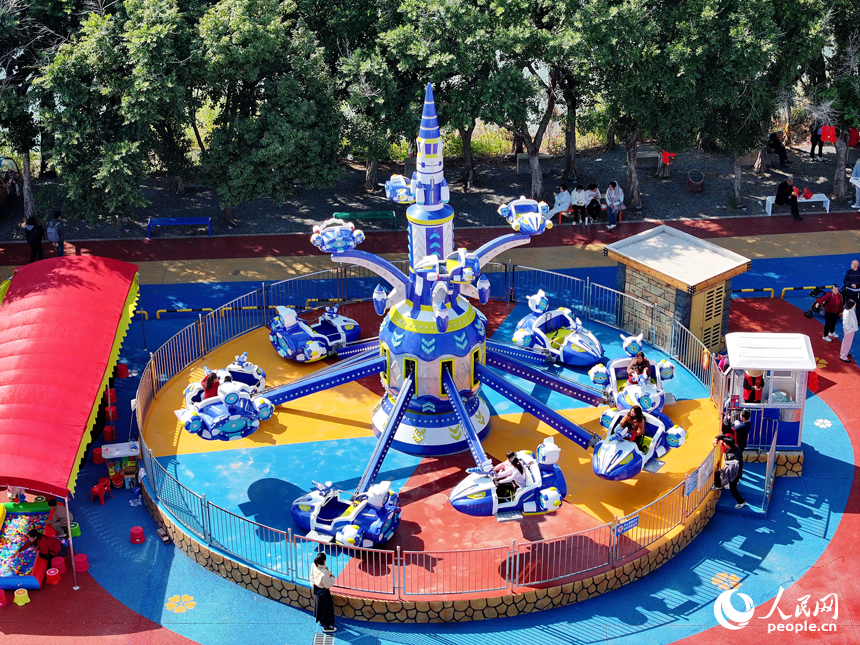 贛州市章貢區水東鎮的一處鄉村旅游景點，許多游客在游樂場開心玩耍。人民網 朱海鵬攝