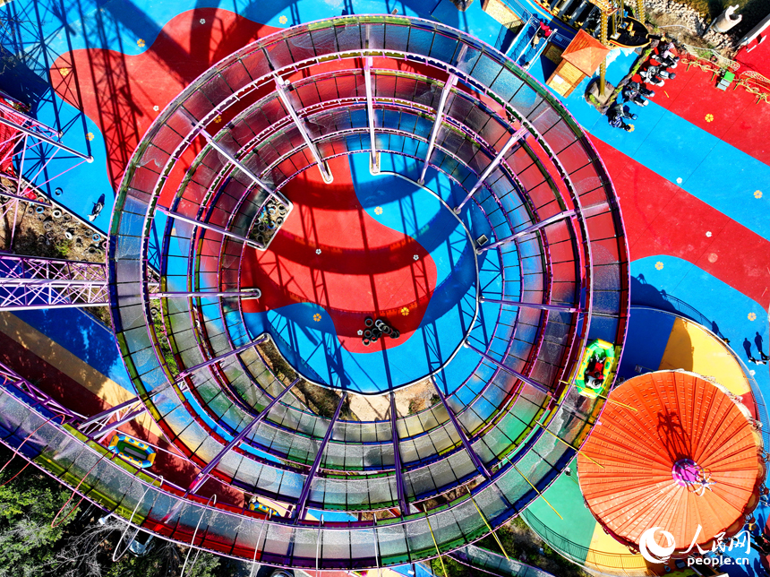 贛州市章貢區水東鎮的一處鄉村旅游景點，許多游客在游樂場開心玩耍。人民網 朱海鵬攝