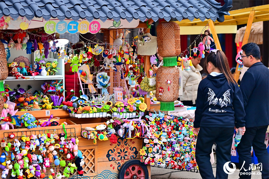 贛州市會昌縣戲劇小鎮，鱗次櫛比的古建筑與三江美景交相輝映，吸引眾多游客慕名前來游玩。人民網 朱海鵬攝