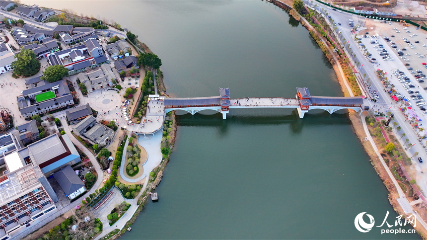 贛州市會昌縣戲劇小鎮，鱗次櫛比的古建筑與三江美景交相輝映，吸引眾多游客慕名前來游玩。人民網 朱海鵬攝