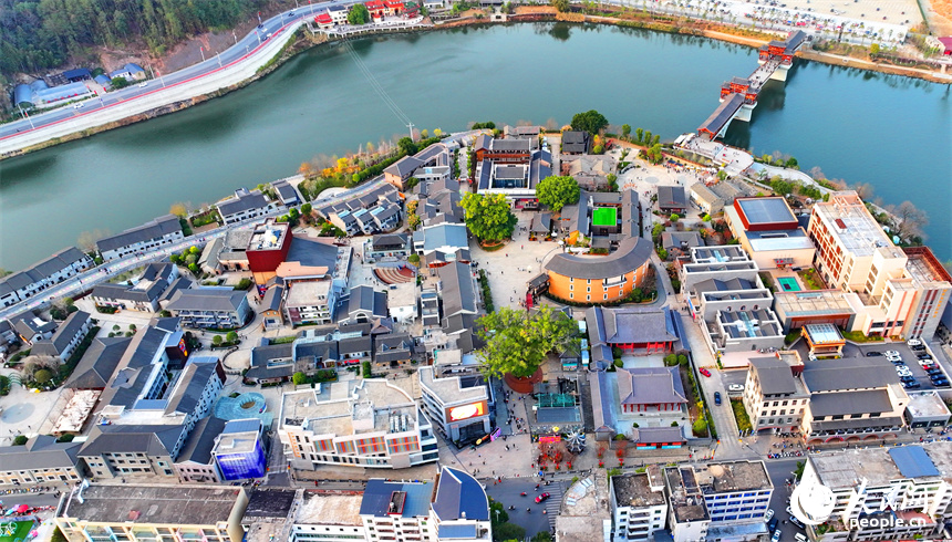 贛州市會昌縣戲劇小鎮，鱗次櫛比的古建筑與三江美景交相輝映，吸引眾多游客慕名前來游玩。人民網 朱海鵬攝