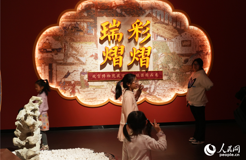 市民游客在江西省博物館“故宮廳”拍照打卡。人民網記者 毛思遠攝