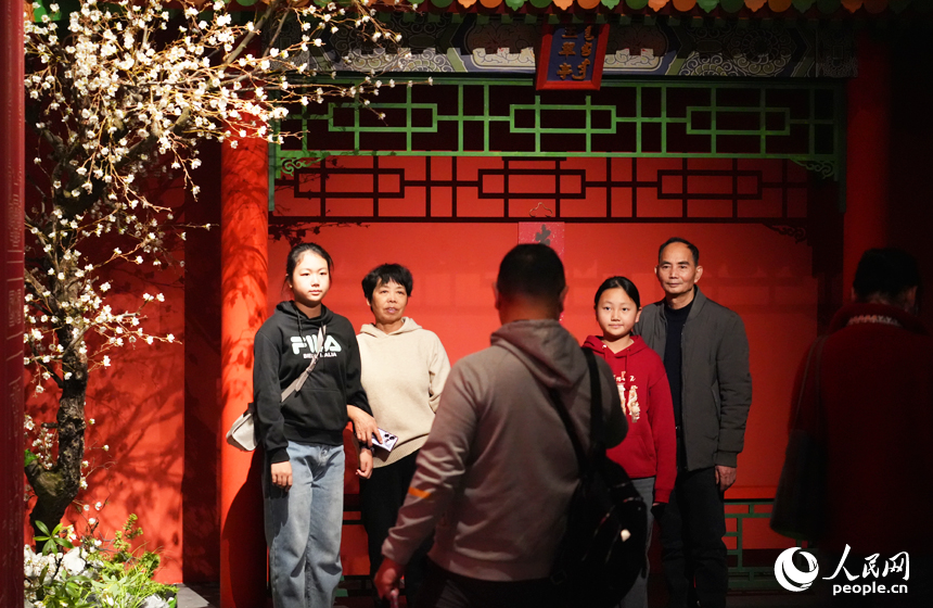 “故宮味”的場景吸引市民游客拍照留念。人民網記者 毛思遠攝