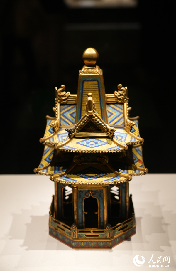 此次展出的精美宮廷琺瑯器。人民網記者 毛思遠攝