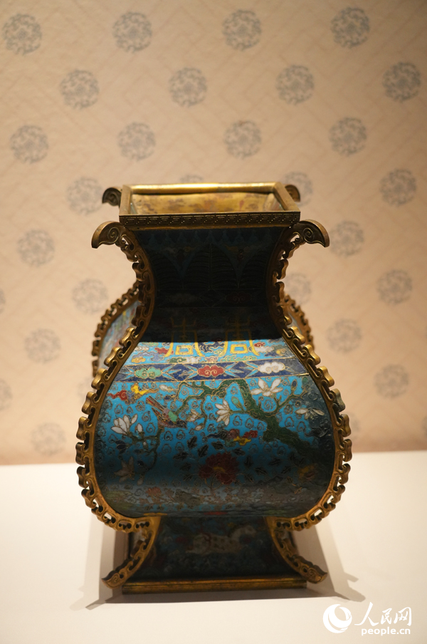 此次展出的精美宮廷琺瑯器。人民網記者 毛思遠攝