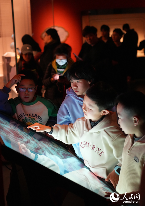 孩子們通過現代化的交互設備了解現場展品。人民網記者 毛思遠攝