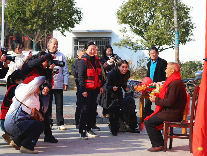 攝影家們為村民拍攝全家福。