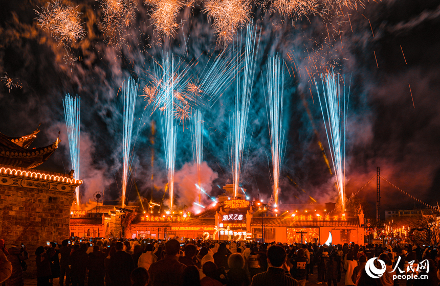 夜幕下，五彩斑斕的煙花在古城綻放。人民網 涂詩軒攝