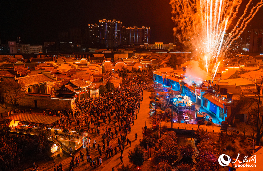 夜幕下，五彩斑斕的煙花在古城綻放。人民網 涂詩軒攝