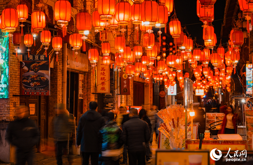 高高掛起的大紅燈籠，讓古城充滿年味。人民網 涂詩軒攝