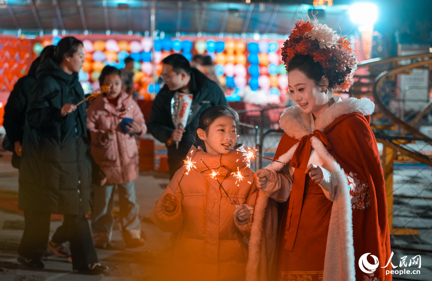 游客在古城感受煙花魅力。人民網 涂詩軒攝