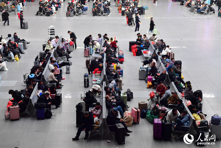 南昌火車站候車室座椅上坐滿了候車的旅客。人民網記者 時雨攝