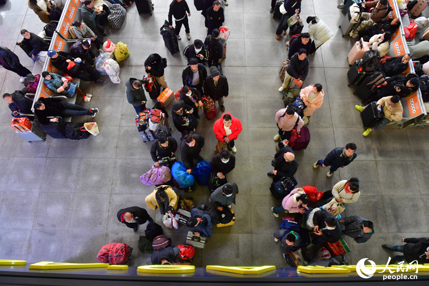 檢票口等待檢票的旅客。人民網記者 時雨攝