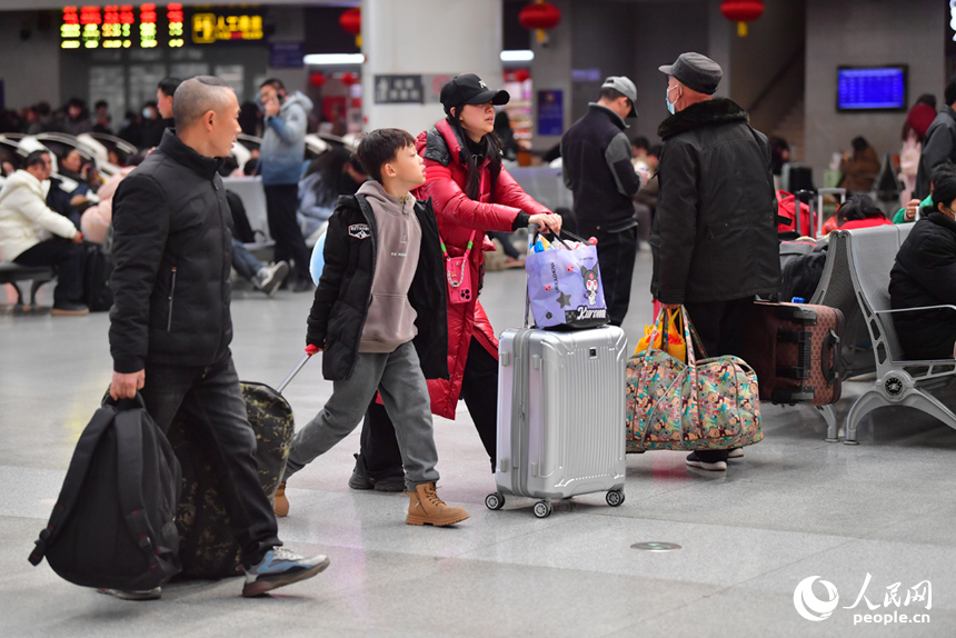 火車站內帶著行李趕車的旅客。人民網記者 時雨攝
