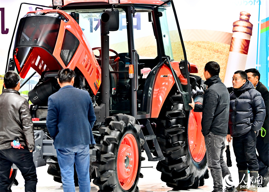 農戶在咨詢選購拖拉機、插秧機等農機產品。人民網 朱海鵬攝