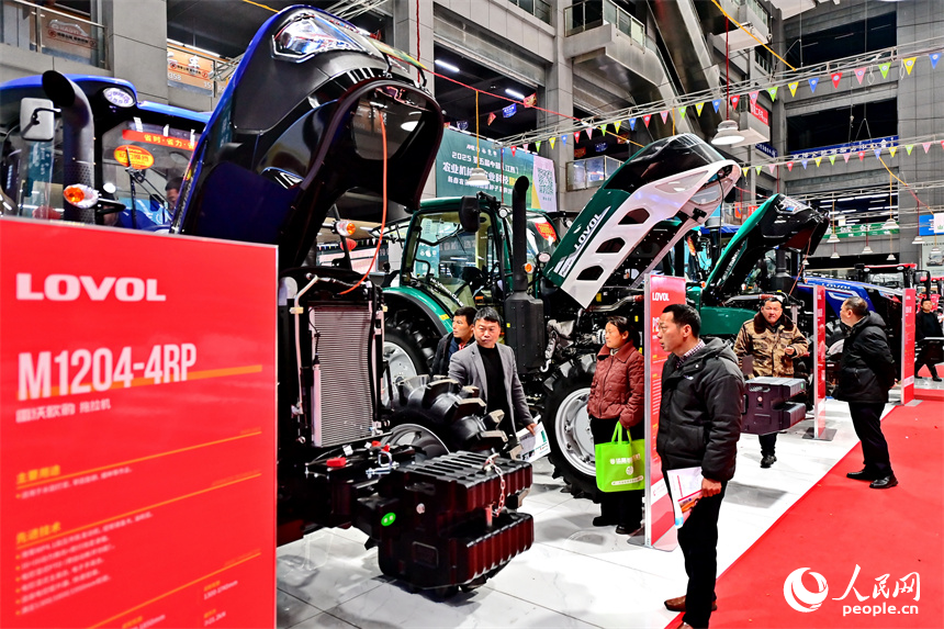 農戶在咨詢選購拖拉機、插秧機等農機產品。人民網 朱海鵬攝