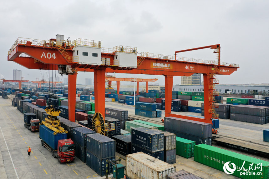 贛州國際陸港內，吊機正在裝卸集裝箱。人民網記者 時雨攝