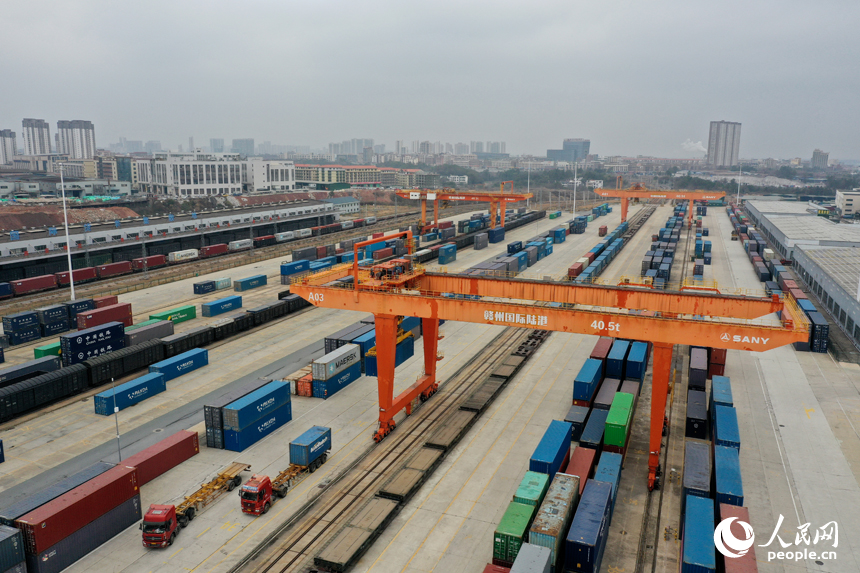 贛州國際陸港內，吊機正在裝卸集裝箱。人民網記者 時雨攝