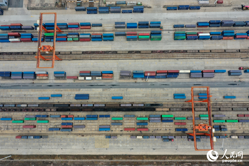 贛州國際陸港內整齊堆放著準備出港的集裝箱。人民網記者 時雨攝