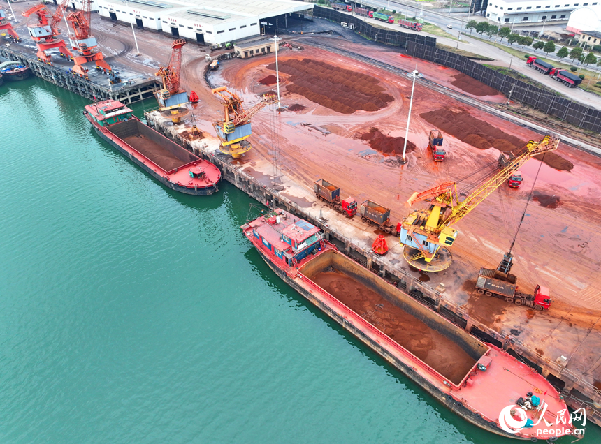 樟樹市河東港區樟樹港大碼頭，吊機在裝卸建筑砂石。人民網 朱海鵬攝