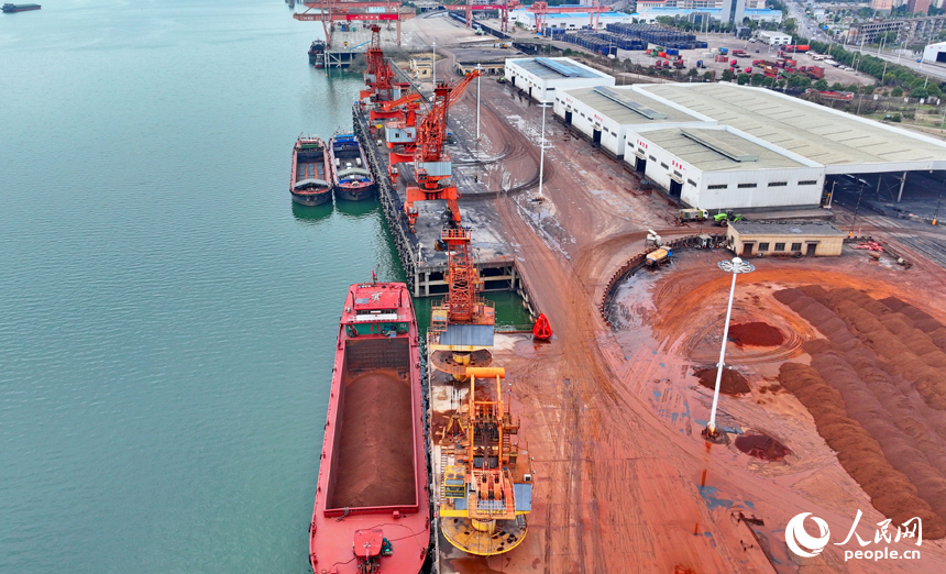 樟樹市河東港區樟樹港大碼頭，吊機在裝卸建筑砂石。人民網 朱海鵬攝