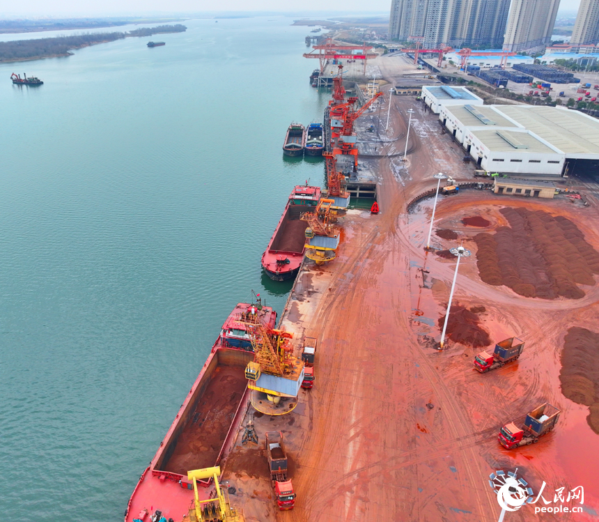 樟樹市河東港區樟樹港大碼頭，吊機在裝卸建筑砂石。人民網 朱海鵬攝