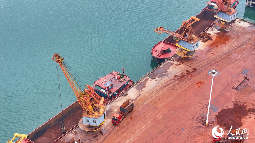 樟樹市河東港區樟樹港大碼頭，吊機在裝卸建筑砂石。人民網 朱海鵬攝