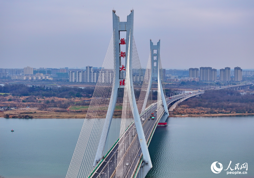 樟樹市城鄉的公路和大橋上，車輛往來疾馳。人民網 朱海鵬攝