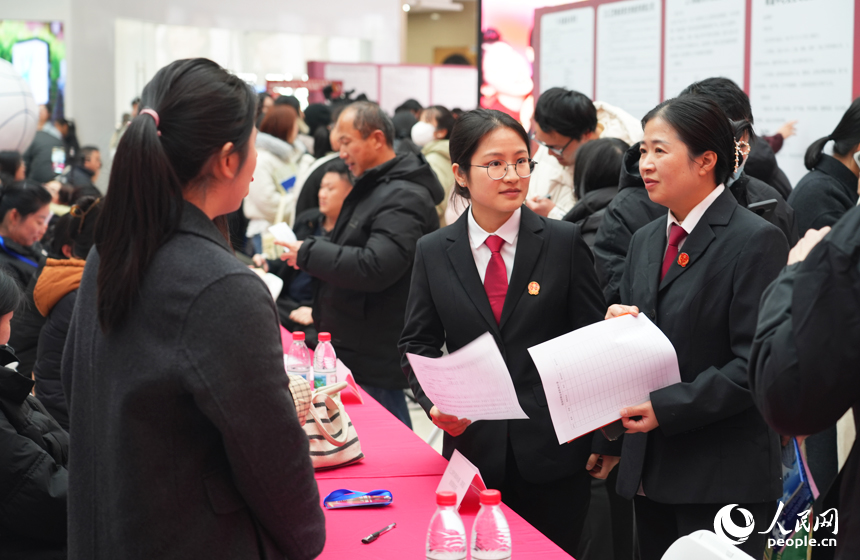 紅谷灘區人民法院工作人員為求職者和用人單位提供法律咨詢服務。人民網記者 毛思遠攝