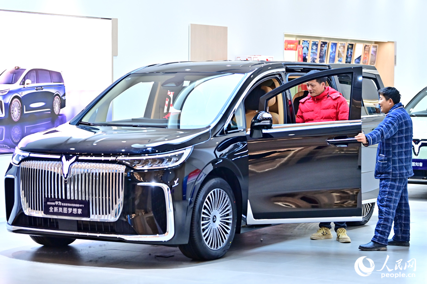 南昌市紅谷灘區的一家大型商場的汽車展示銷售區，不少顧客咨詢選購新能源汽車。人民網 朱海鵬攝