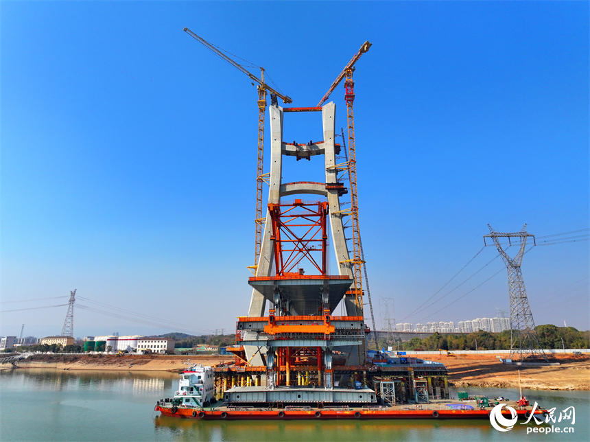 揚子洲贛江公鐵大橋建設現場，主橋箱梁安裝有序推進。人民網 朱海鵬攝