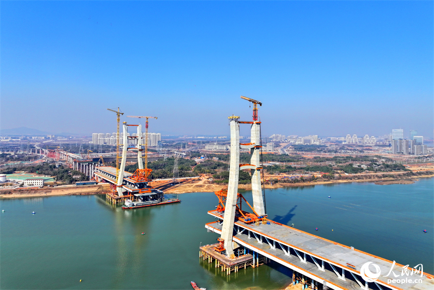 揚子洲贛江公鐵大橋建設現場，主橋箱梁安裝有序推進。人民網 朱海鵬攝