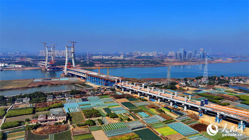 揚子洲贛江公鐵大橋建設現場，主橋箱梁安裝有序推進。人民網 朱海鵬攝