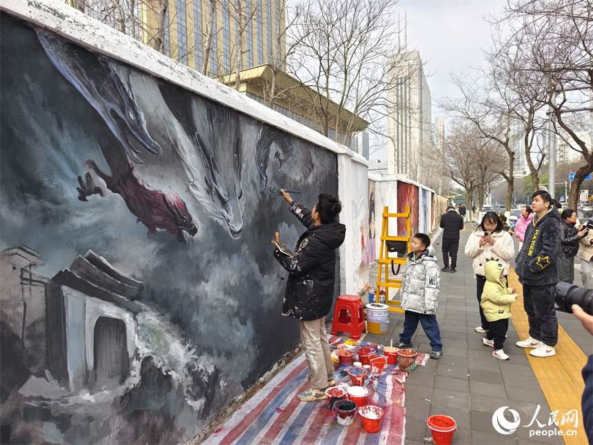 畫手進行彩繪創作吸引民眾圍觀。人民網記者 時雨攝